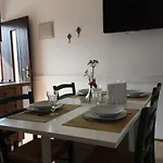 Boba's House Apartman Sutivan